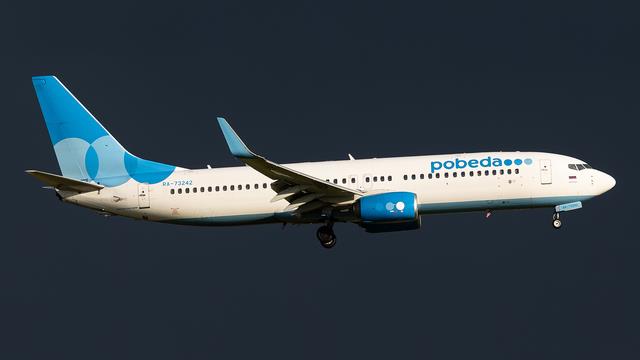 RA-73242:Boeing 737-800:Air 2000